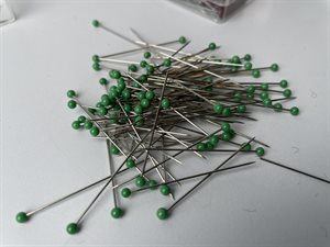 Glashoved knappenåle - 10 gram i æske, grøn